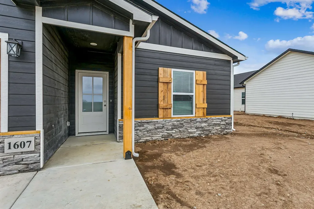 1607 N Emerald Valley Drive Mulvane KS 67110