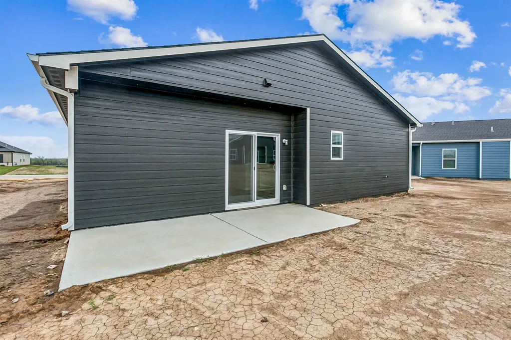 1607 N Emerald Valley Drive Mulvane KS 67110