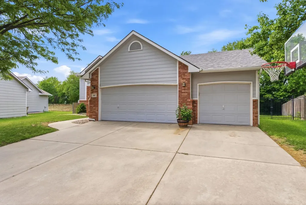 807 N Linden Lane Derby KS 67037
