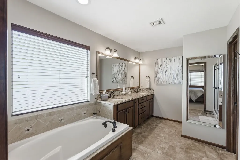 2710 N Woodridge Street Wichita KS 67226