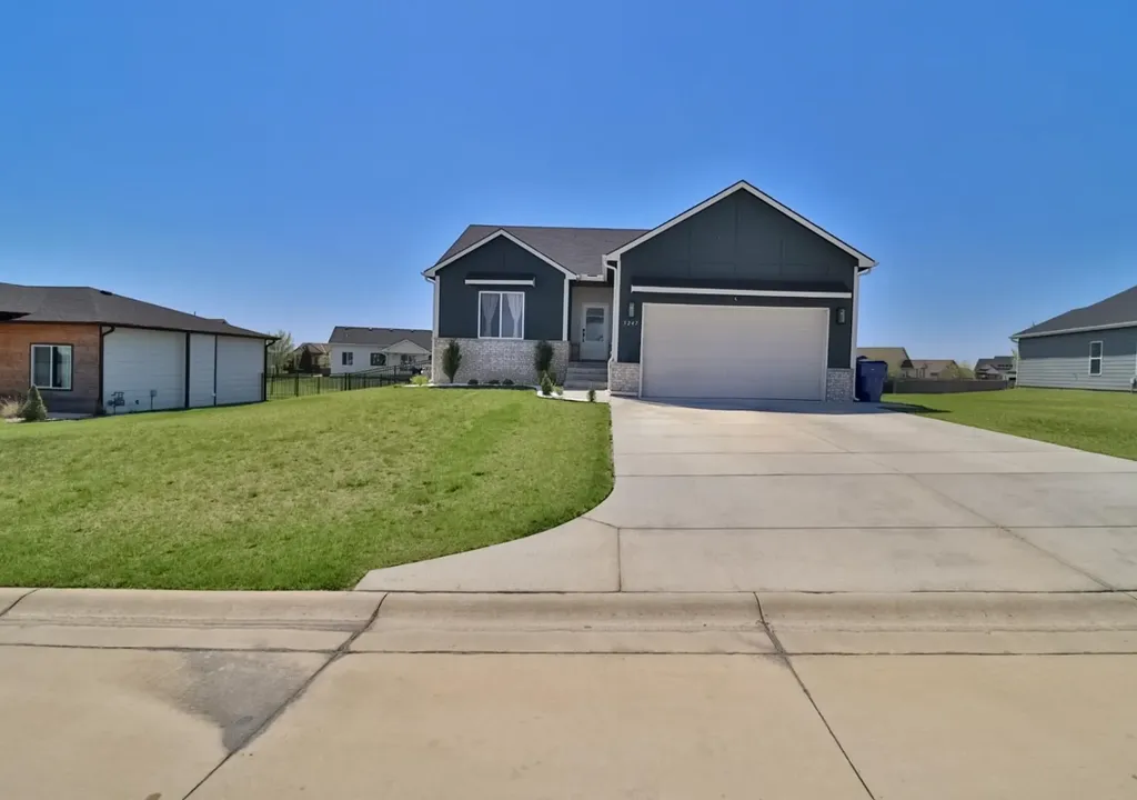 5247 N Cambridge Street Bel Aire KS 67226
