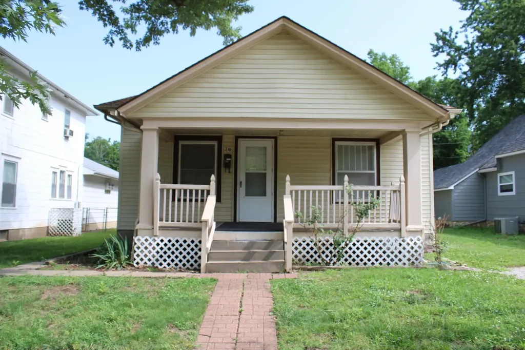 710 E 14th Avenue Winfield KS 67156