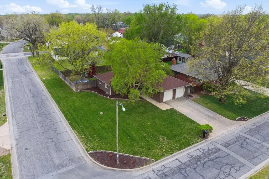 1615 N Holland Lane Wichita KS 67212-1572