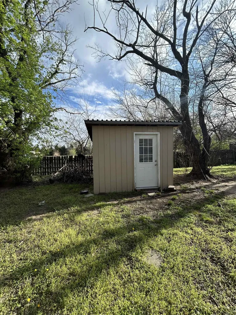 1513 E Idlewild Drive Wichita KS 67216