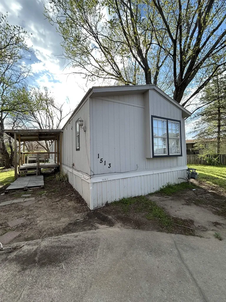 1513 E Idlewild Drive Wichita KS 67216