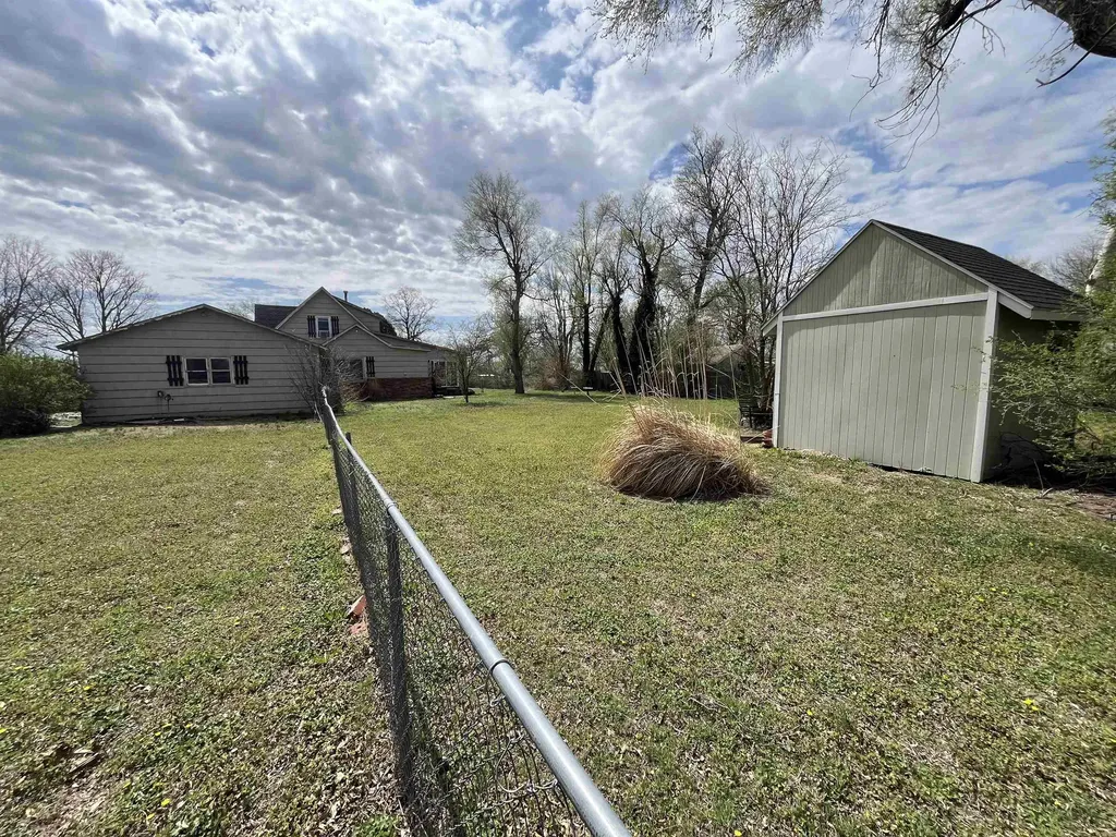1512 W Blanchard Avenue South Hutchinson KS 67505