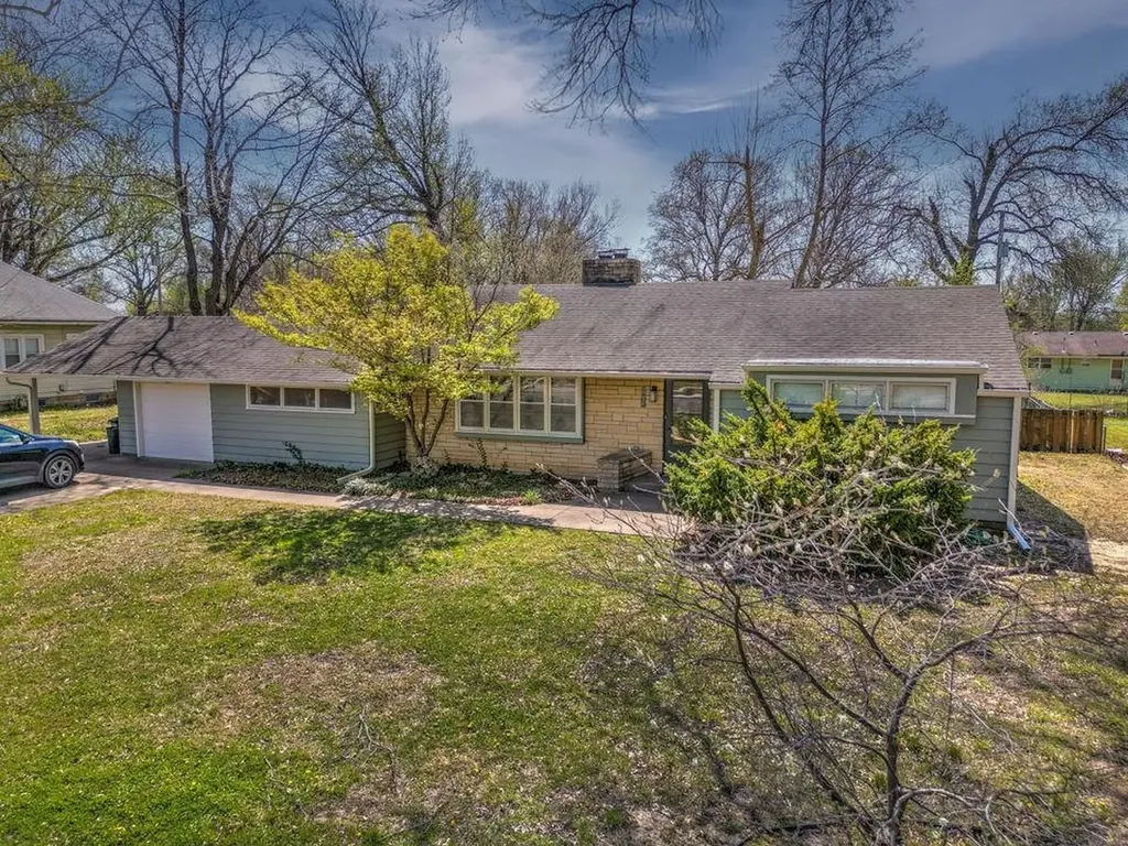 1421 E 12th Avenue Winfield KS 67156