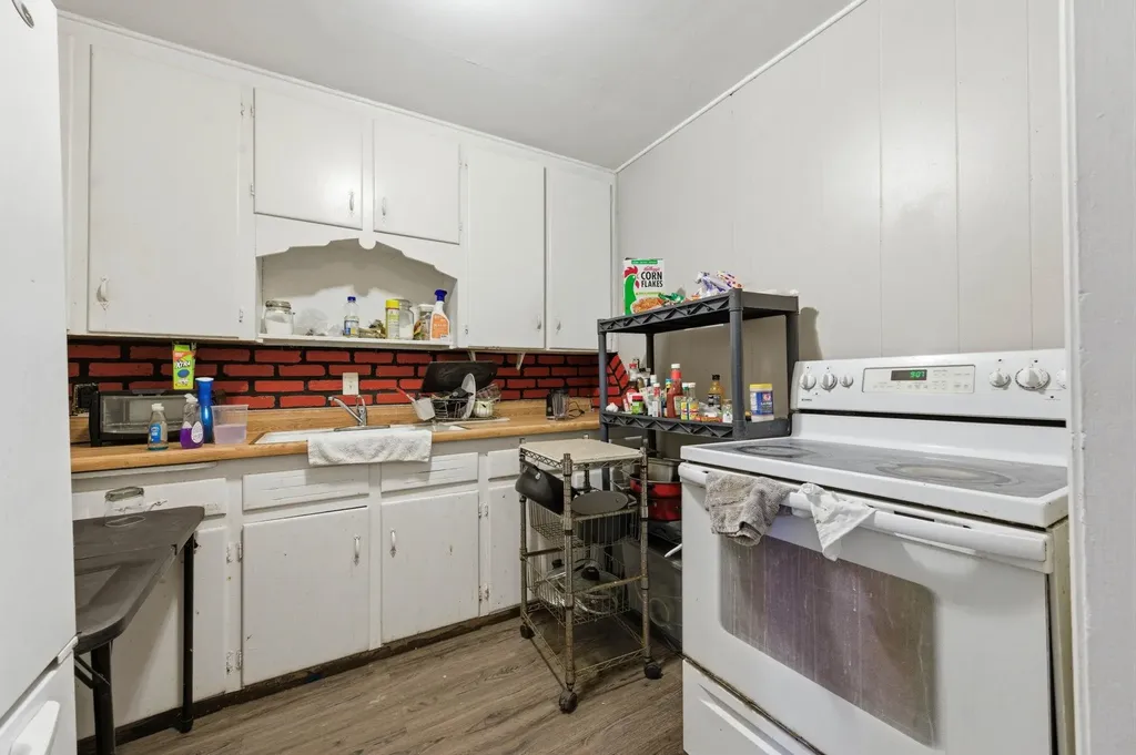 1050 N Pinecrest Wichita KS 67208