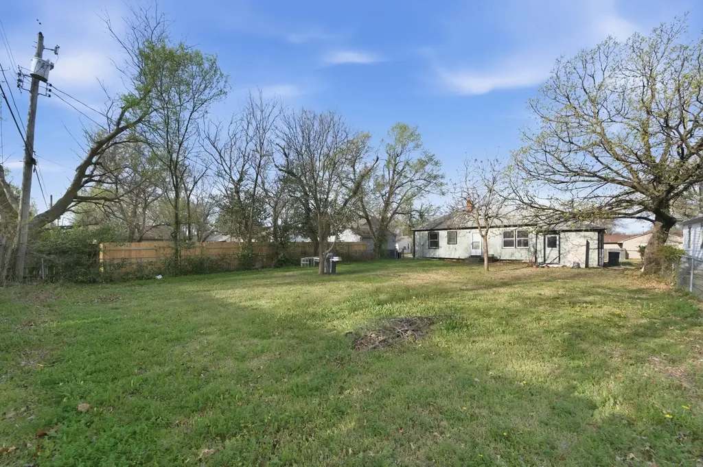 1050 N Pinecrest Wichita KS 67208