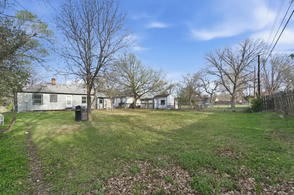 1050 N Pinecrest Wichita KS 67208
