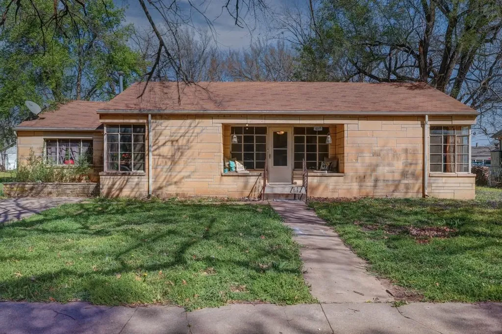 1010 Menor Street Winfield KS 67156