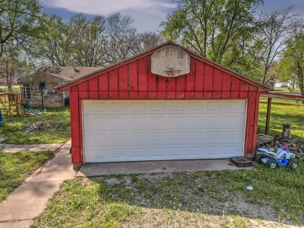 1010 Menor Street Winfield KS 67156