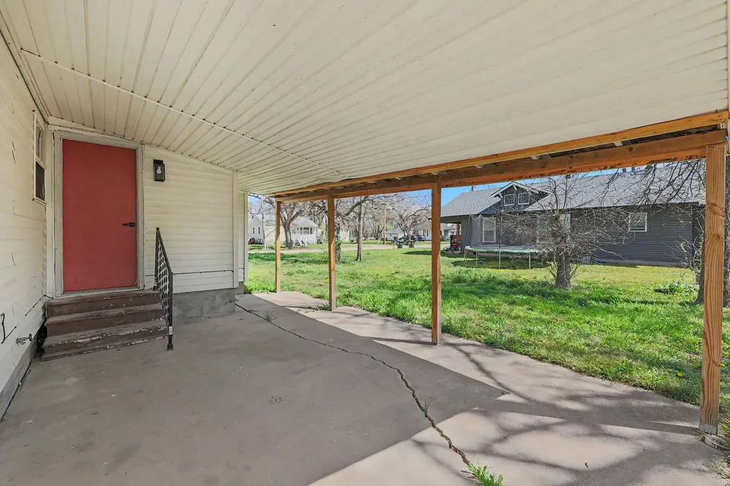 206 Pine Street Halstead KS 67056