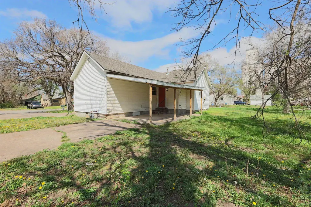 206 Pine Street Halstead KS 67056