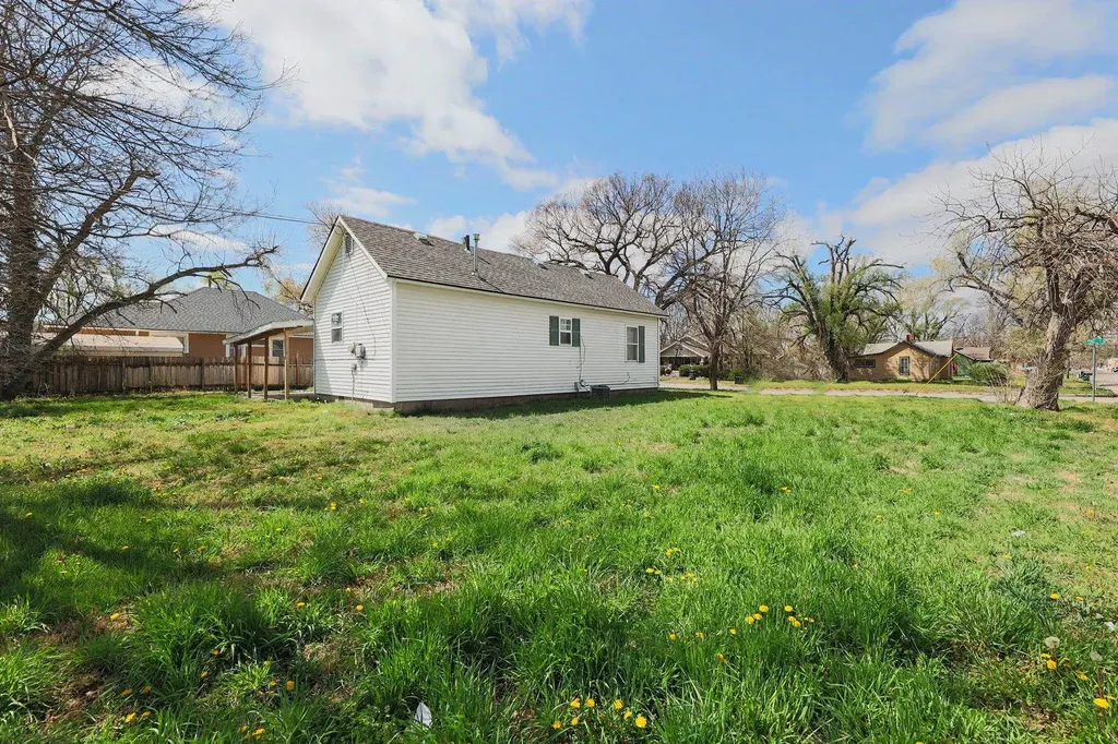 206 Pine Street Halstead KS 67056