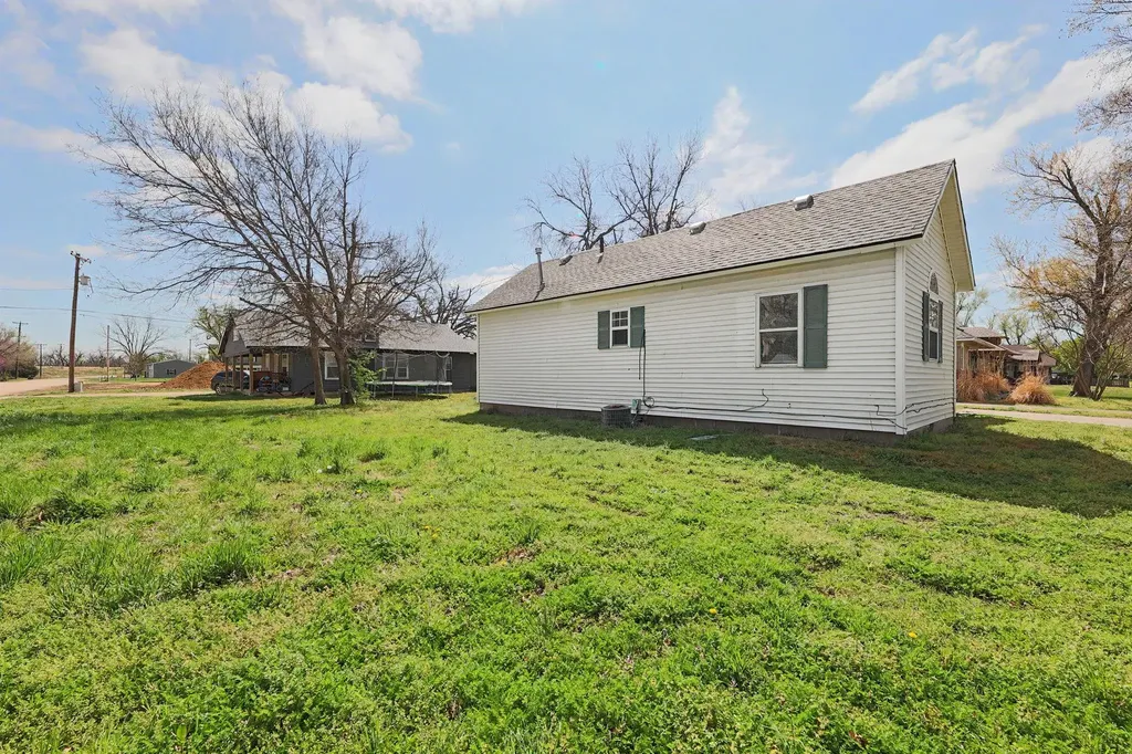 206 Pine Street Halstead KS 67056