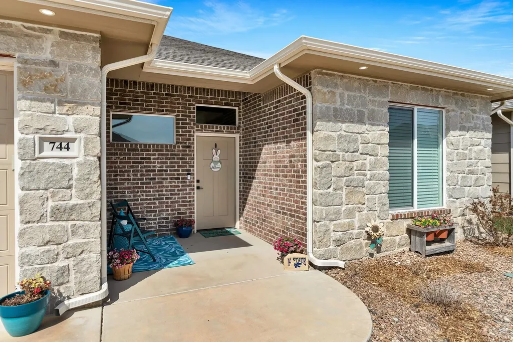 744 N Thornton Court Wichita KS 67235