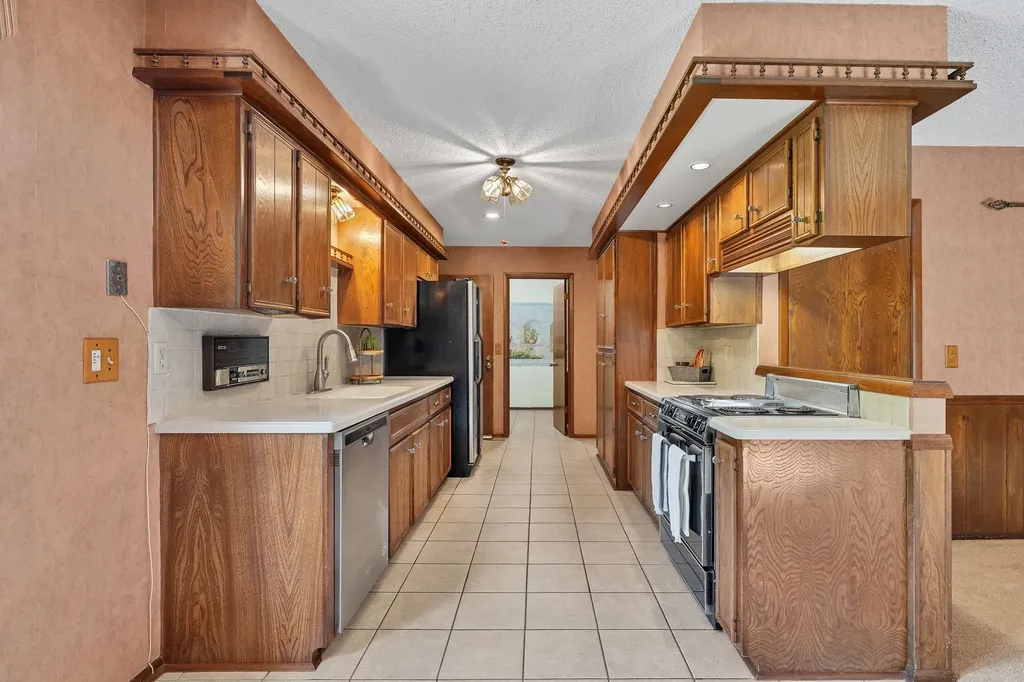 1557 N Caddy Lane Wichita KS 67212-1235
