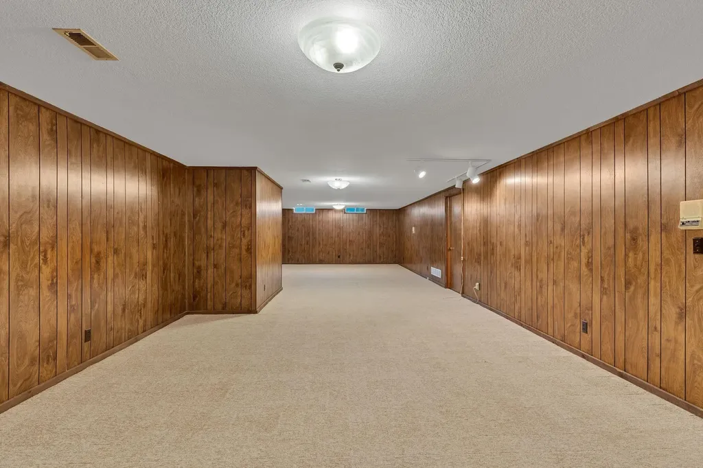 1557 N Caddy Lane Wichita KS 67212-1235