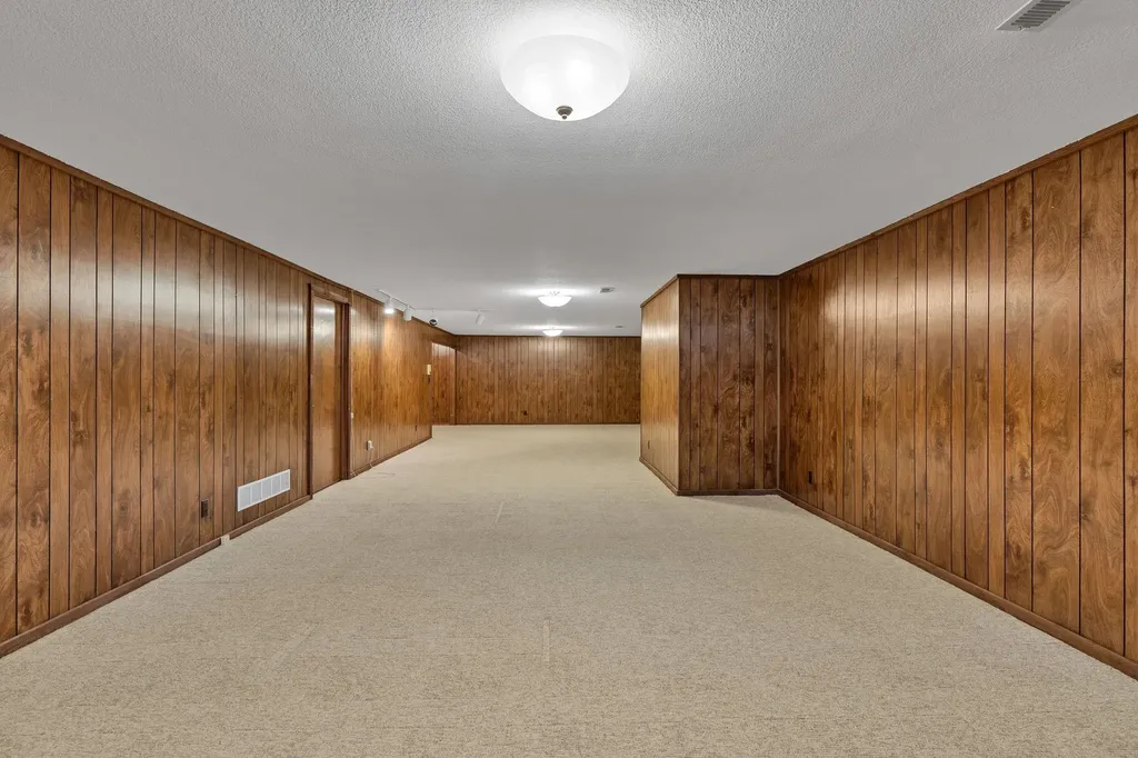 1557 N Caddy Lane Wichita KS 67212-1235