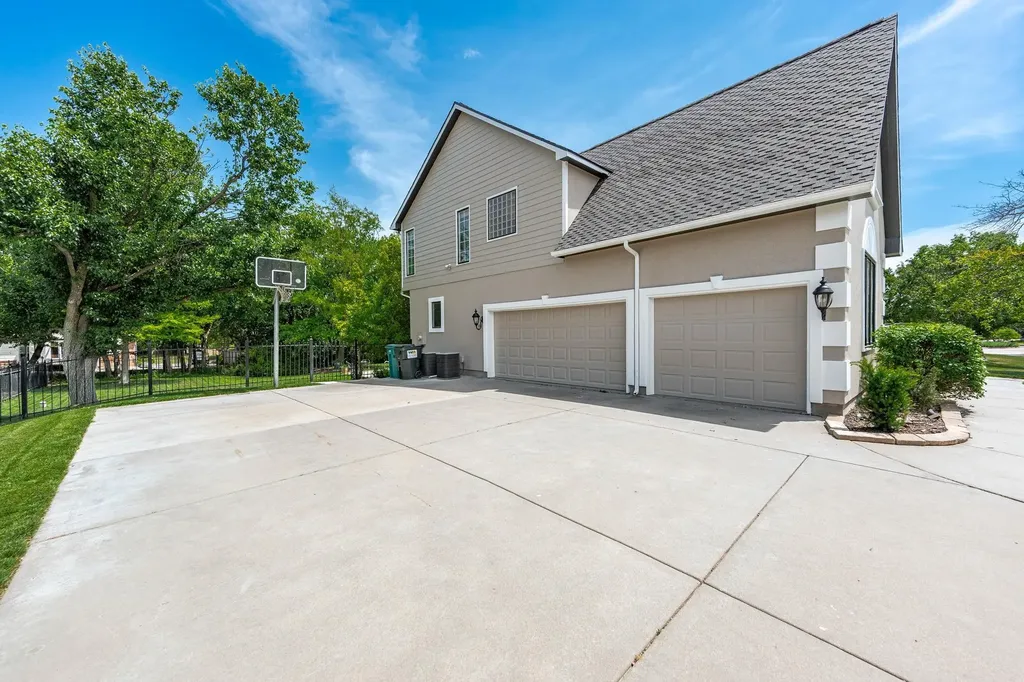 1025 N Woodridge Court Wichita KS 67206