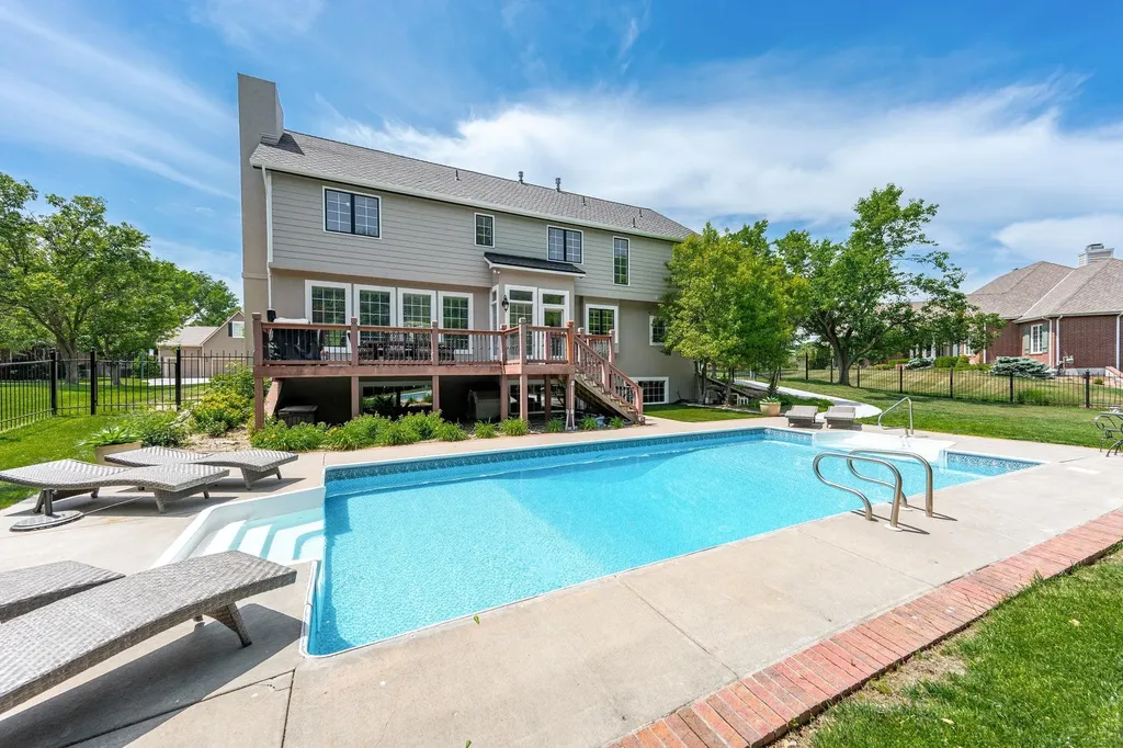 1025 N Woodridge Court Wichita KS 67206
