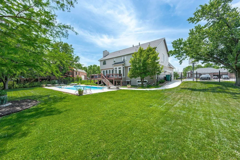 1025 N Woodridge Court Wichita KS 67206