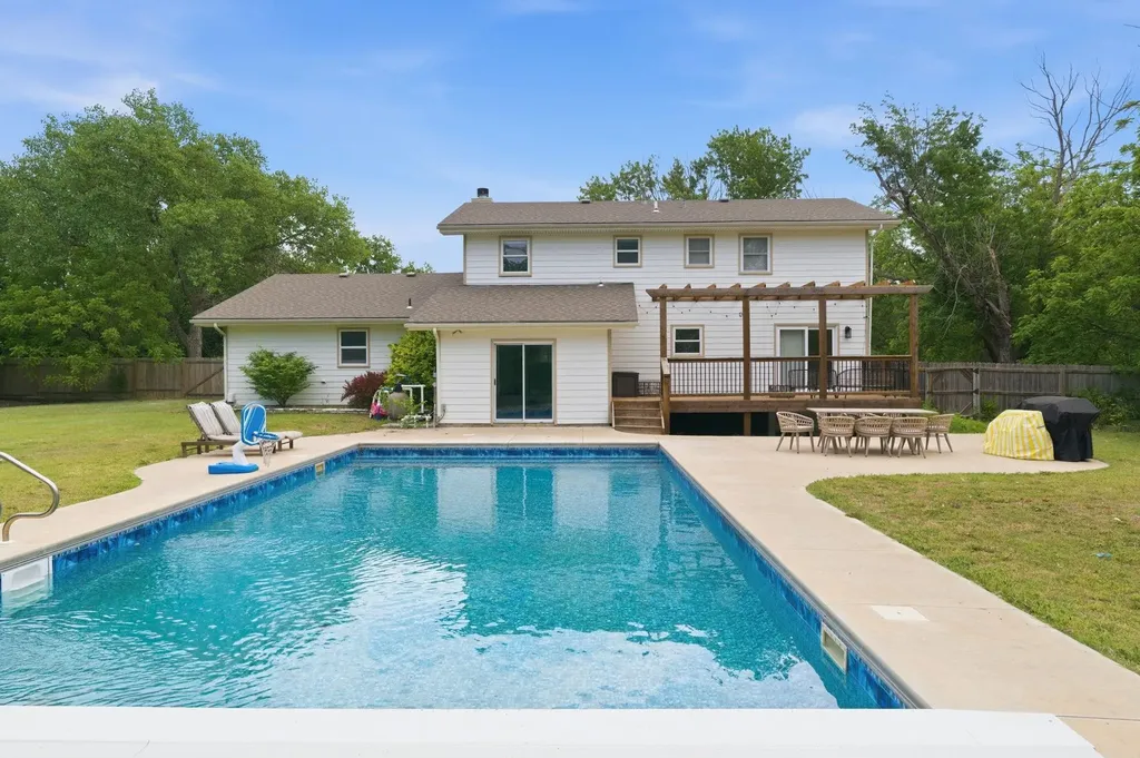 4645 N Hillcrest Avenue Bel Aire KS 67220