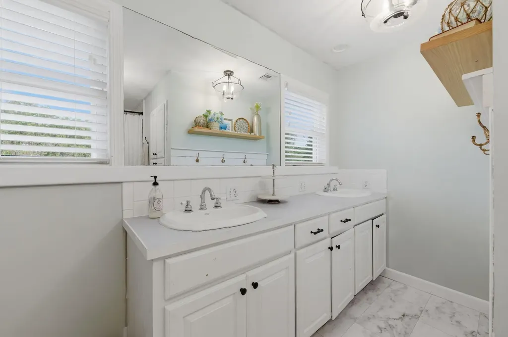4645 N Hillcrest Avenue Bel Aire KS 67220
