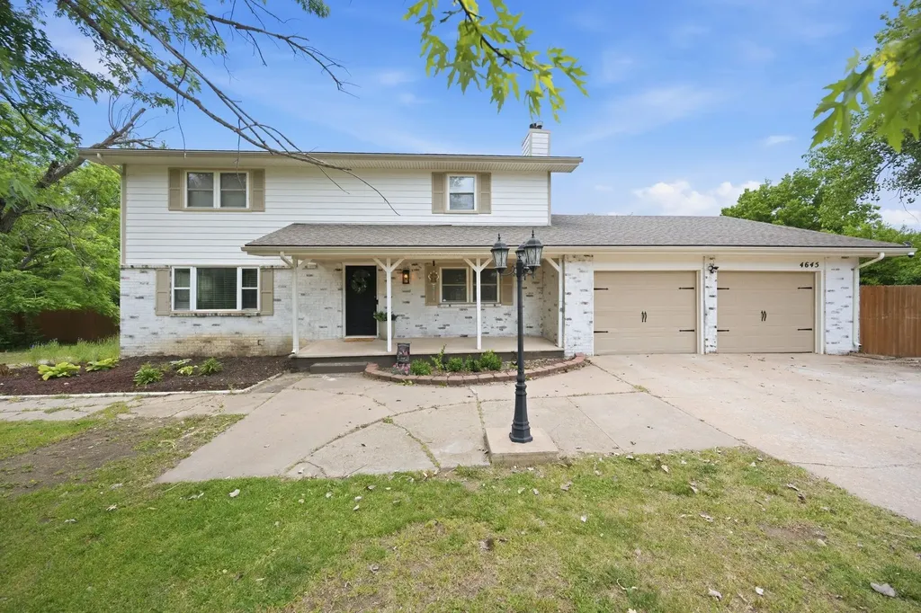 4645 N Hillcrest Avenue Bel Aire KS 67220