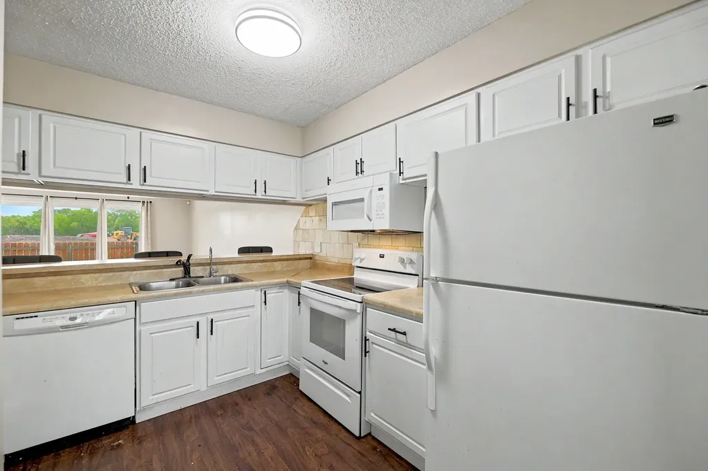16 Chisholm Creek Wichita KS 67226