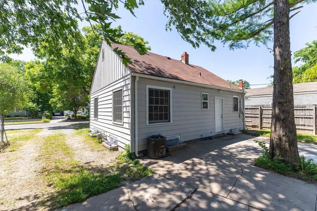 1952 S Emporia Avenue Wichita KS 67211