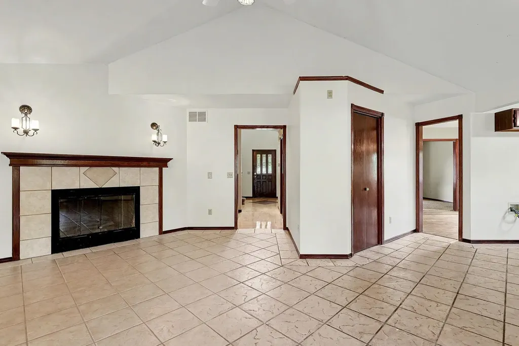 1215 N Fieldcrest Court Wichita KS 67212