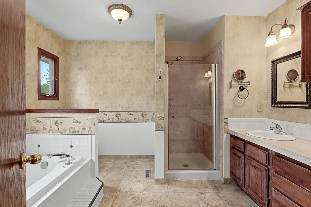 1215 N Fieldcrest Court Wichita KS 67212