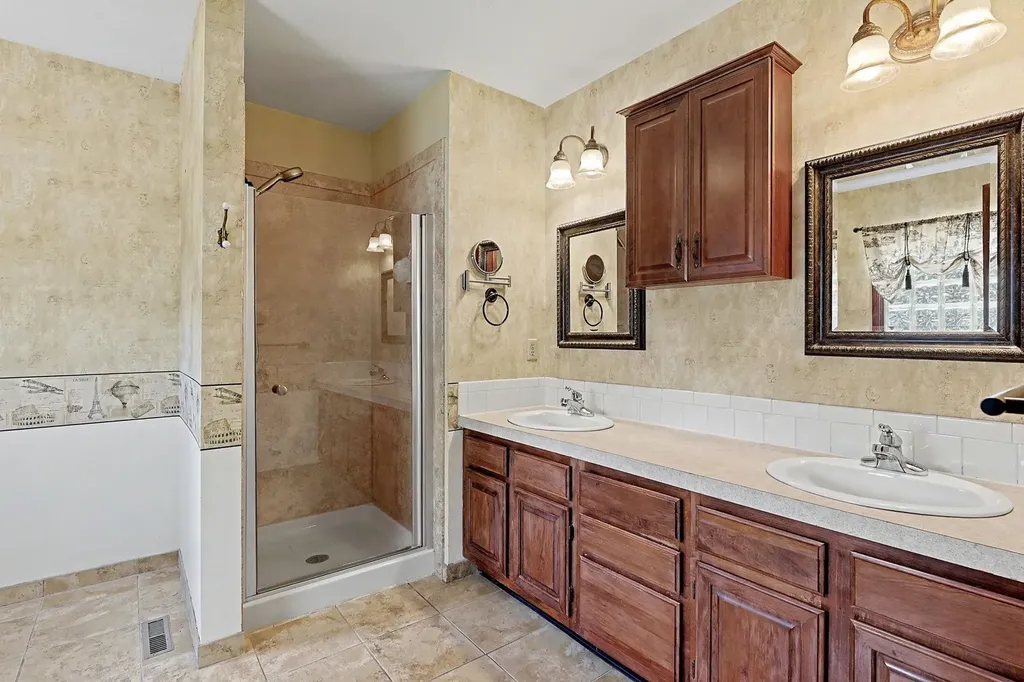 1215 N Fieldcrest Court Wichita KS 67212