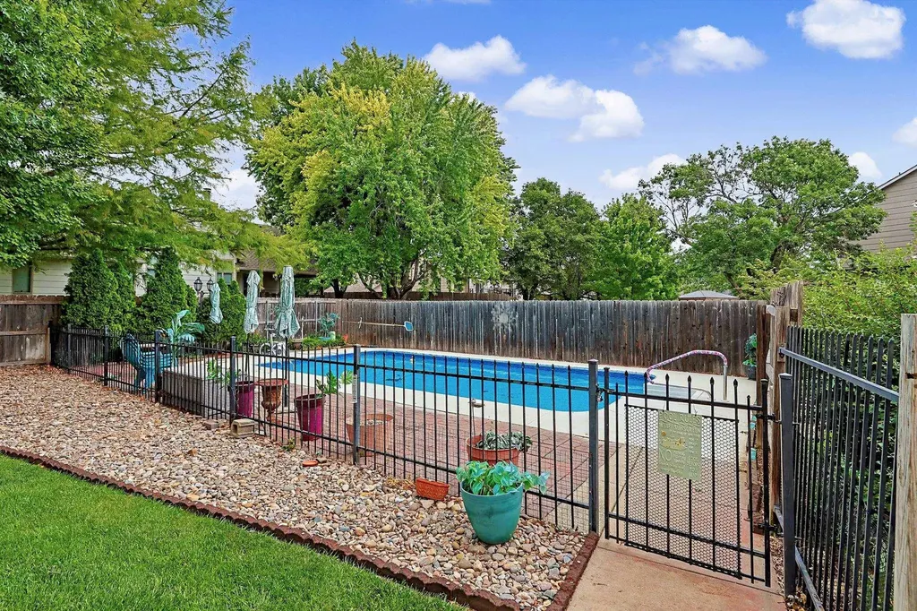 1215 N Fieldcrest Court Wichita KS 67212