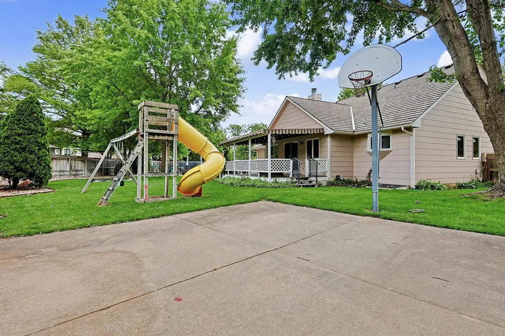 1215 N Fieldcrest Court Wichita KS 67212