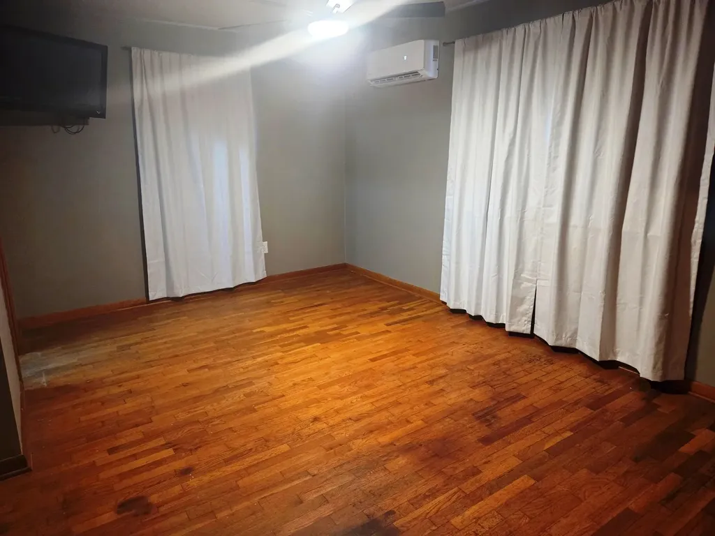 328 SW 3rd Newton KS 67114