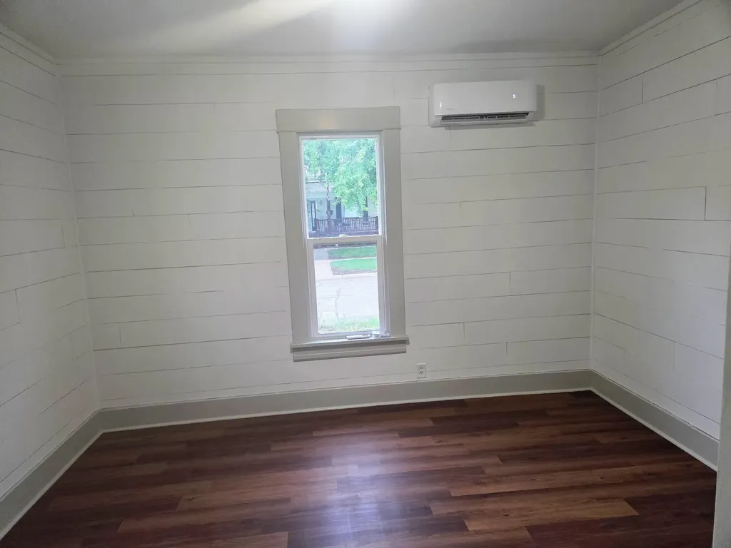 328 SW 3rd Newton KS 67114