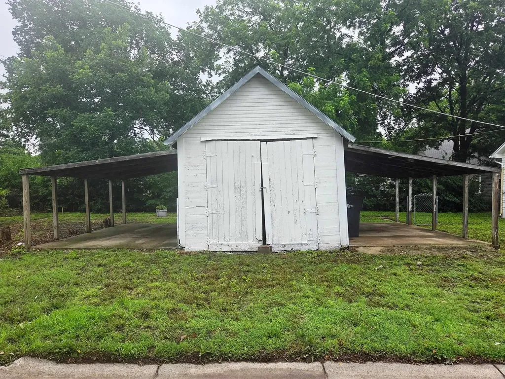 328 SW 3rd Newton KS 67114