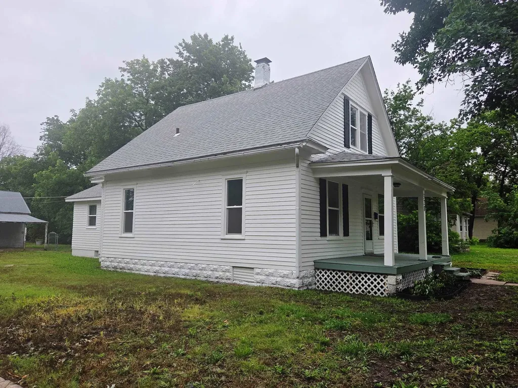 328 SW 3rd Newton KS 67114