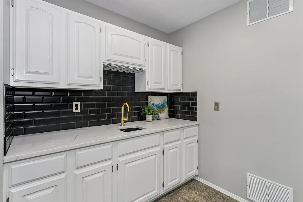 3106 N Lakecrest Circle Wichita KS 67205