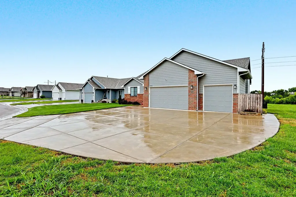 2104 E Highridge Street Park City KS 67219