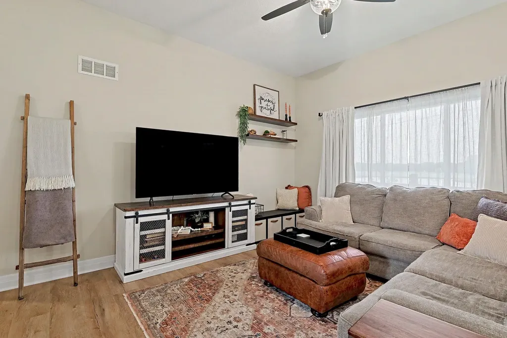 2104 E Highridge Street Park City KS 67219