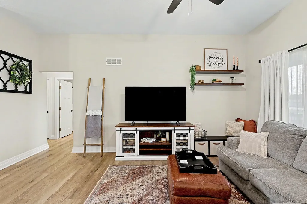 2104 E Highridge Street Park City KS 67219