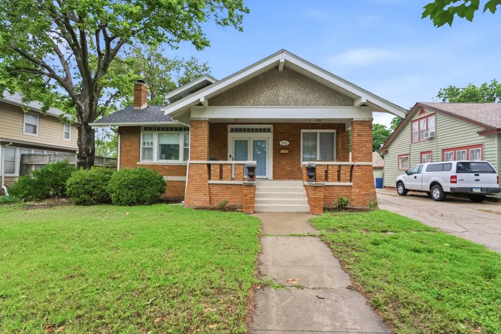 3226 E Country Club Place Wichita KS 67208