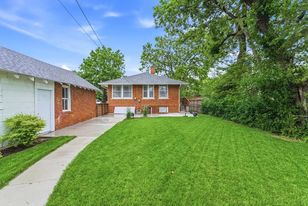 3226 E Country Club Place Wichita KS 67208