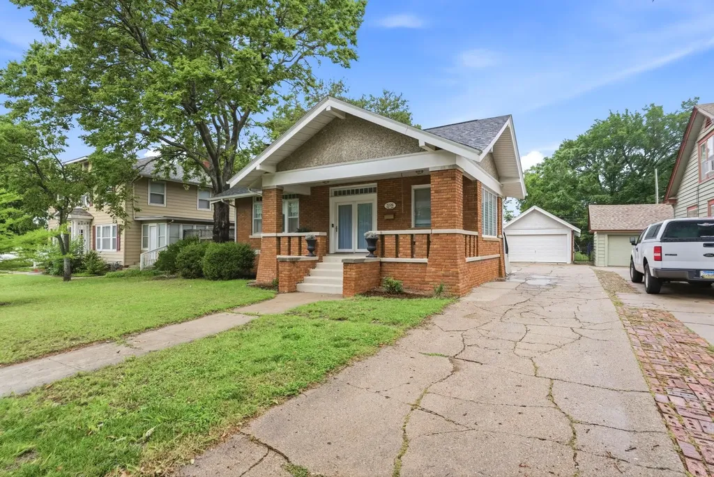 3226 E Country Club Place Wichita KS 67208