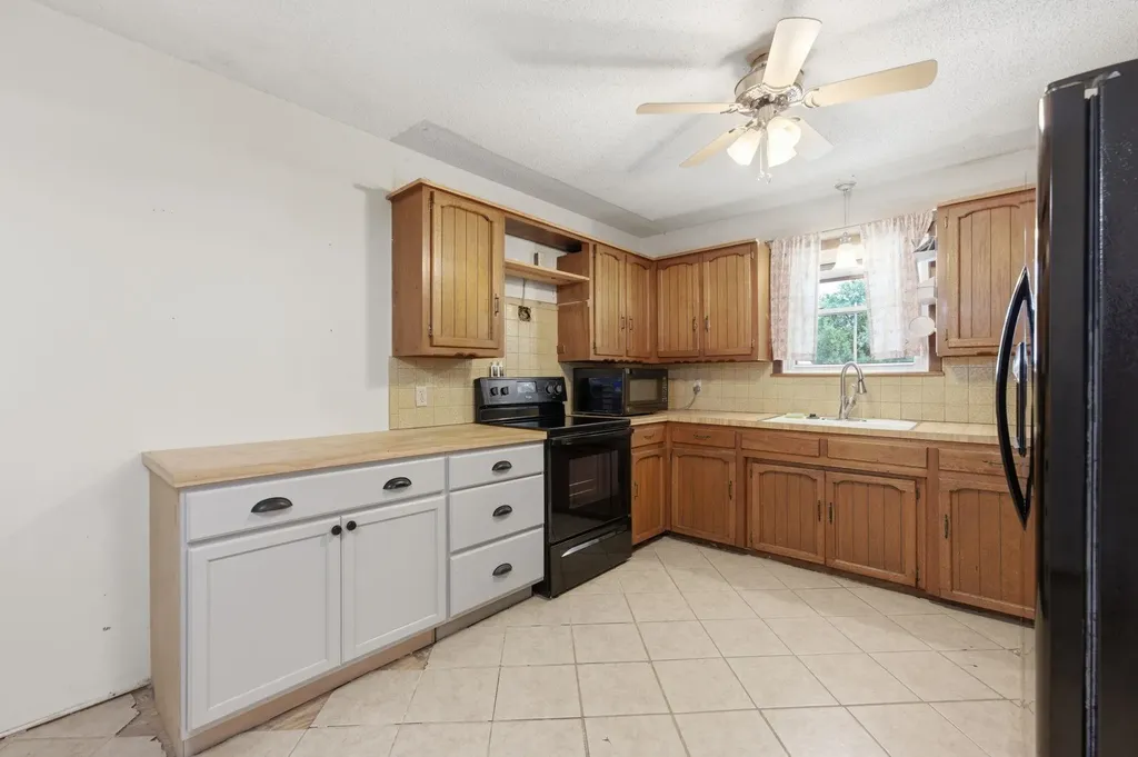 337 N Tracy Wichita KS 67212