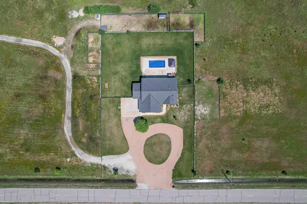 6750 S Hertzler Road Halstead KS 67056-9407